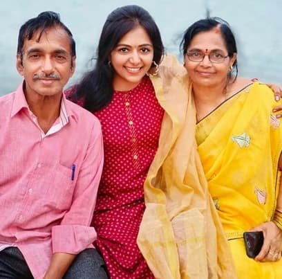 aruna krithi with her parents